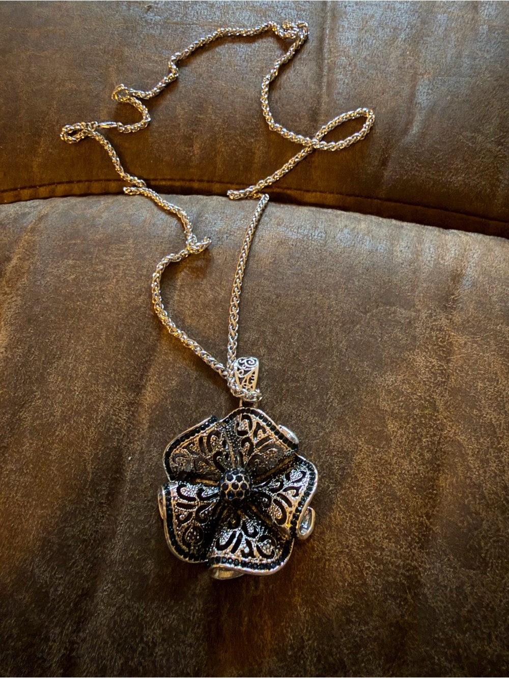 Silver Floral Filigree Pendant Necklace - Classic Women's Jewelry